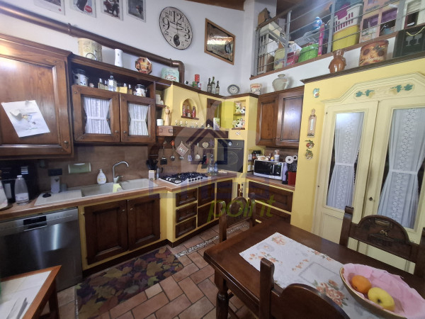 IN CASCINALE RISTRUTTURATO, PARTICOLARE APPARTAMENTO CON INGRESSO INDIPENDENTE