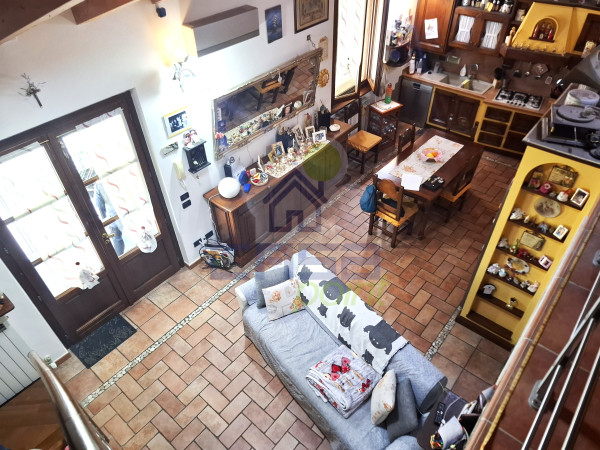 IN CASCINALE RISTRUTTURATO, PARTICOLARE APPARTAMENTO CON INGRESSO INDIPENDENTE