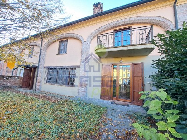 Splendida casa padronale  con giardino privato in residence con piscina.