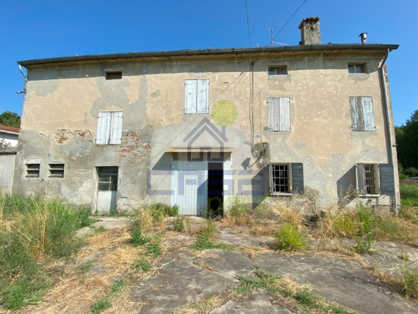 Casa con 3700mq di area edificabile