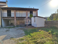 PORZIONE di CASA con GIARDINO, già abitabile.