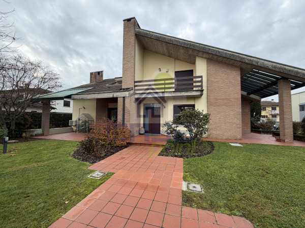 MAESTOSA VILLA SINGOLA CON GIARDINO PRIVATO