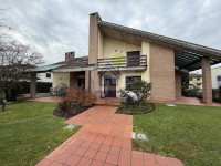 MAESTOSA VILLA SINGOLA CON GIARDINO PRIVATO