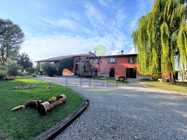 STUPENDO CASCINALE RISTRUTTURATO CON RUSTICI E AMPIO GIARDINO