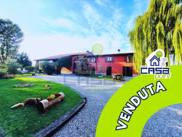 STUPENDO CASCINALE RISTRUTTURATO CON RUSTICI E AMPIO GIARDINO