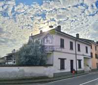 IN CENTRO PAESE E CON IL GIARDINO PRIVATO