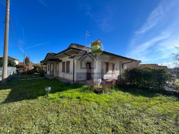 AL SUO INTERNO CI PENSI TU......