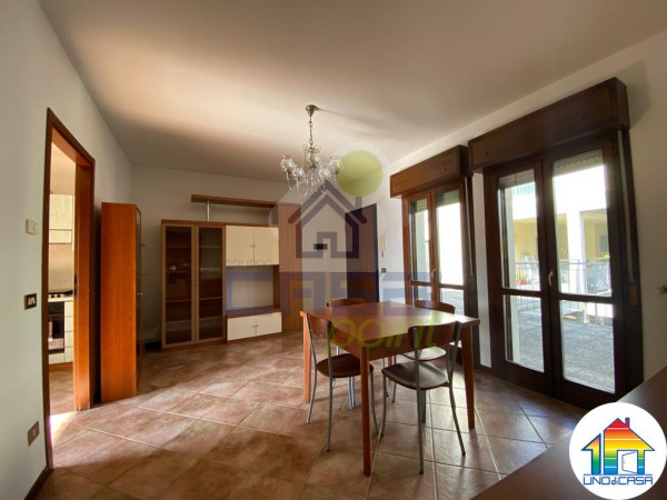 Appartamento bilocale in vendita a Castelleone con balcone coperto, ampio box e cantina.