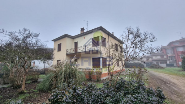 Villa singola libera su 4 lati con ampio terreno e rustico con appartamento