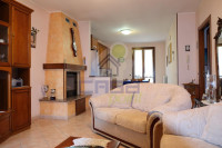 Villa bifamiliare con giardino privato