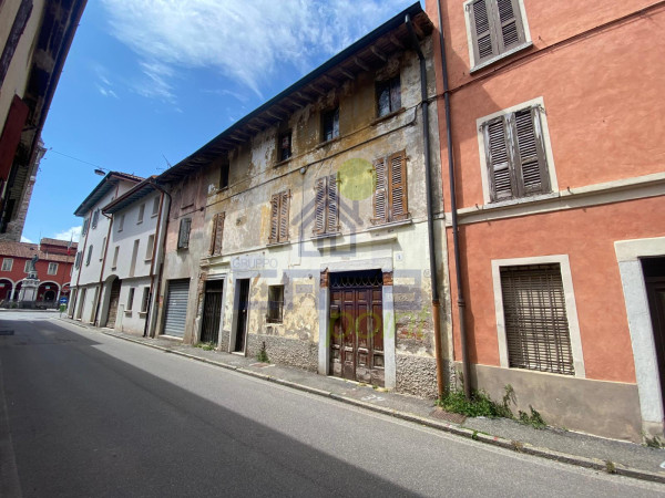 PORZIONE DI CASA DISPOSTA SU TRE LIVELLI ZONA CENTRALE