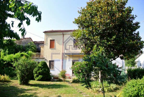 Casa indipendente con Giardino, Magazzino e Cortile