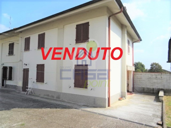 CASA INDIPENDENTE SU TRE LATI CON GIARDINO PRIVATO