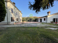 Villa Signorile con Corte, Parco privato e Garage
