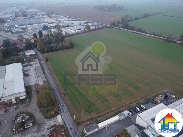 Immobili industriali con annessa area, in vendita a Castelleone