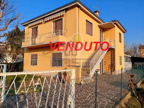 CASA INDIPENDENTE CON 2 APPARTAMENTI E AMPIO MAGAZZINO/BOX