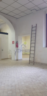 MAGAZZINO DI 60 MQ CON INGRESSO INDIPENDENTE E AMPIA CANTINA.