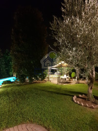 VILLA SINGOLA con piscina.