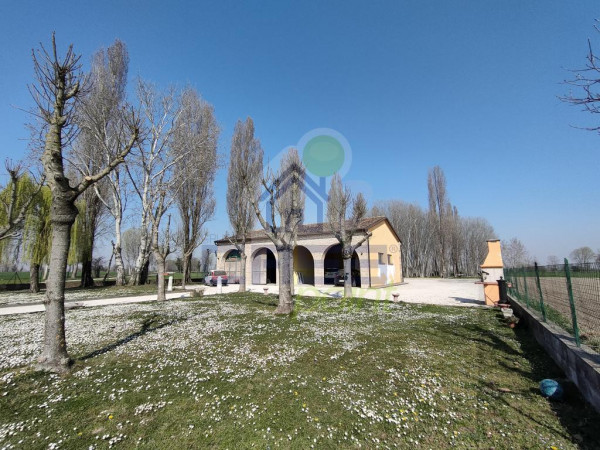 CASCINALE CON DUE APPARTAMENTI