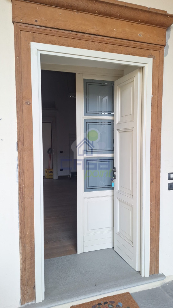 ELEGANTE UFFICIO CON DOPPIA ENTRATA