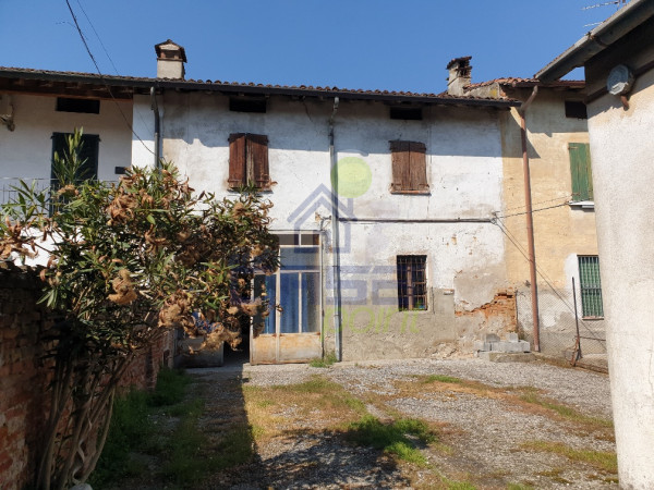 VENDUTA!! Casa autonoma con cortile privato e rustico