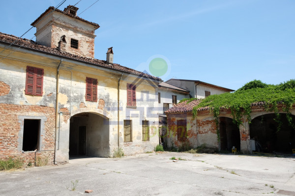 Complesso Immobiliare a Corte Chiusa nel Centro Storico di Cingia de Botti