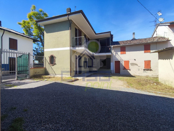 CASA DI CORTE CON GIARDINO PRIVATO