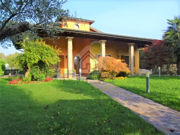 BELLISSIMA VILLA CON CAPANNONE