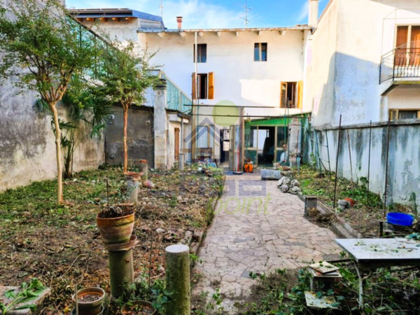 ANTICA CASA SEMINDIPENDENTE CON GIARDINO PRIVATO