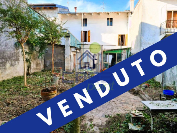 ANTICA CASA SEMINDIPENDENTE CON GIARDINO PRIVATO