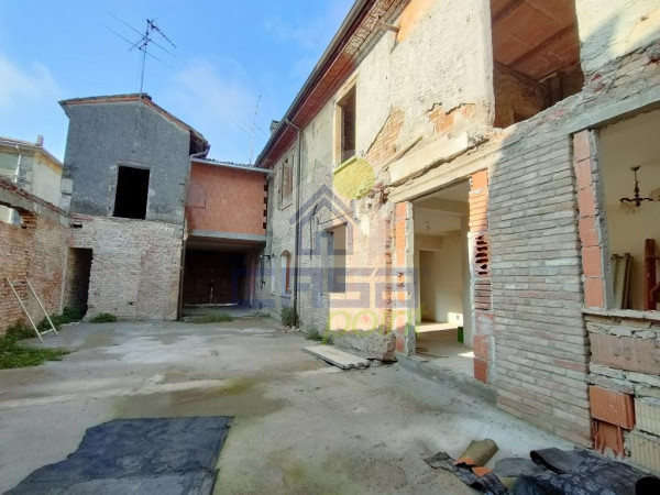 Casa indipendente con corte privata