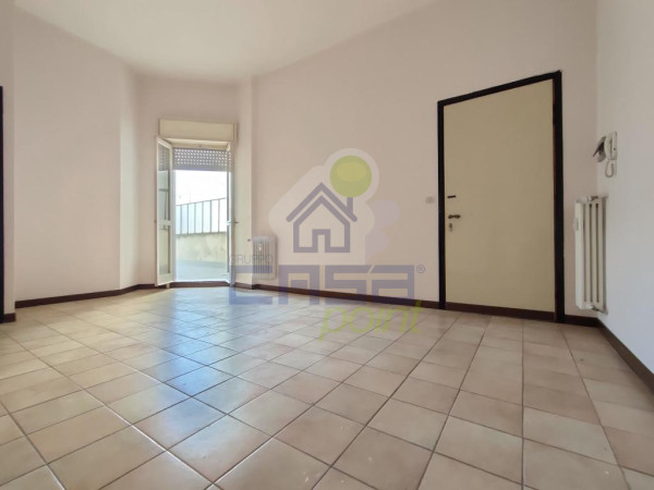 Appartamento a piano terra con terrazza e box