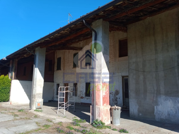CASCINA con CORTILE .