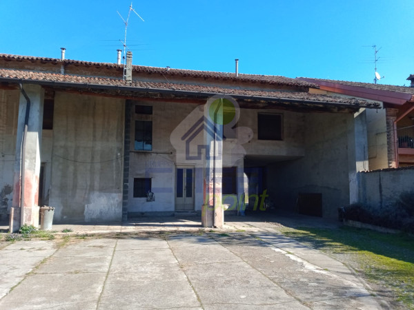 CASCINALE in centro, da ristrutturare