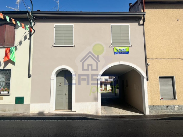 Porzione di casa con tre camere garage e posto auto coperto