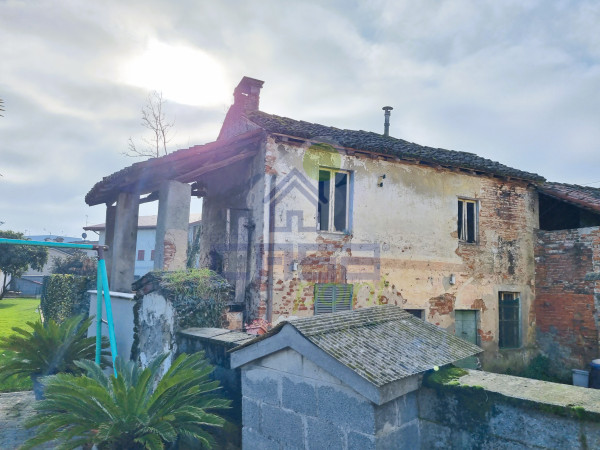 CASA RURALE con GIARDINO da ristrutturare