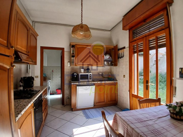 Casa autonoma con cortile interno e rustici