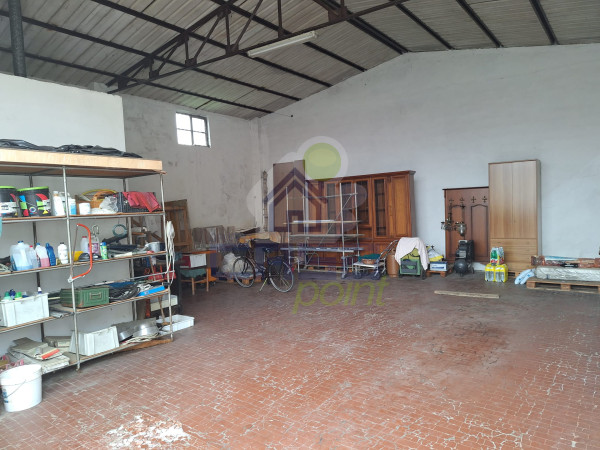 MAGAZZINO con CORTE esclusiva.