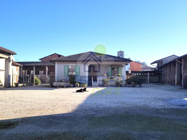 Cascinale tipico cremonese comprendente villa singola, abitazioni accessorie e rustici.