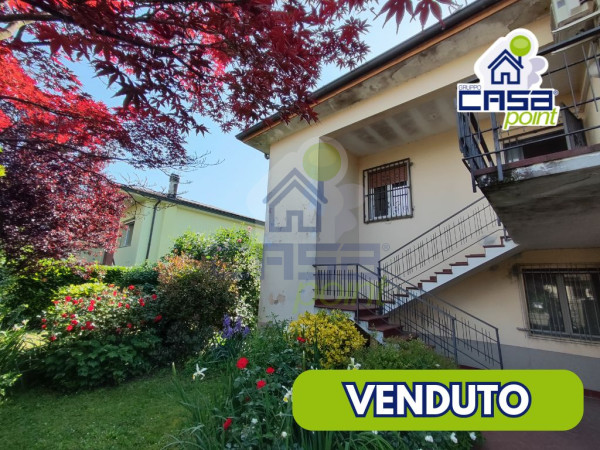 Villa Singola con locali accessori, ampio giardino piantumato ed autorimessa doppia