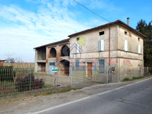 CASCINA CON RUSTICI E AREA PRIVATA