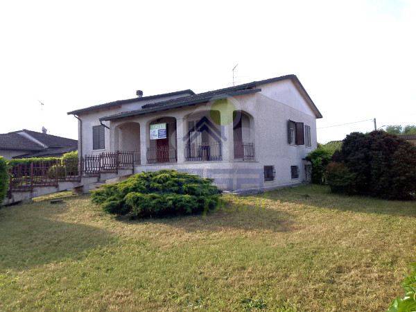 VILLA SINGOLA CON AMPIO GIARDINO