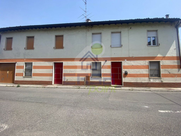 CASA INDIPENDENTE NEL CENTRO DEL PAESE A QUINZANO D'OGLIO.