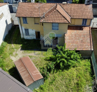 CASA INDIPENDENTE CON AREA ESTERNA ESCLUSIVA A DUE PASSI DAL CENTRO DEL PAESE