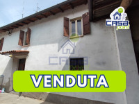 Casa indipendente in corte chiusa con locali accessori e porzione di orto