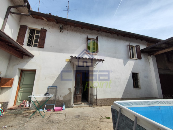 Casa indipendente in corte chiusa con locali accessori e porzione di orto