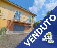 VILLETTA D'ANGOLO CON AMPIO GIARDINO E COMODI LOCALI ACCESSORI