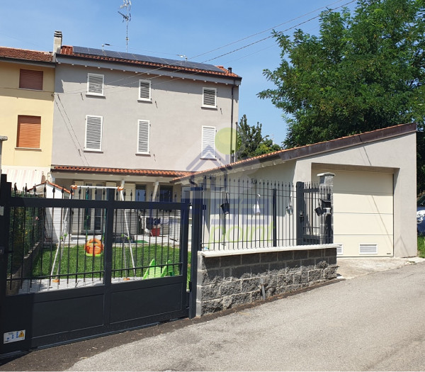 casa indipendente con tre camere da letto giardino e lavanderia