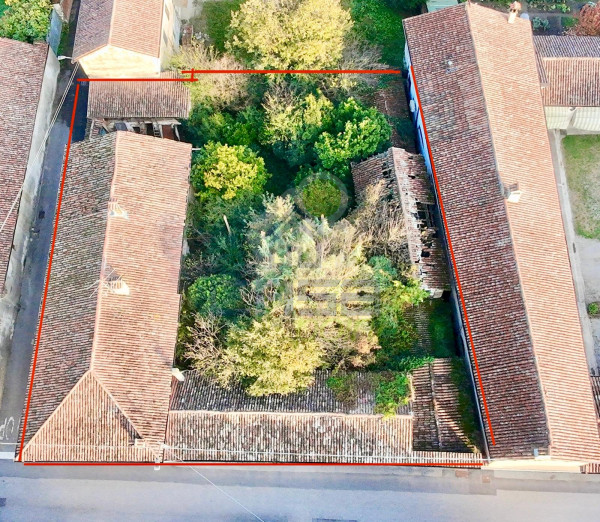 Cascinale a corte chiusa con abitazione e rustici da recuperare