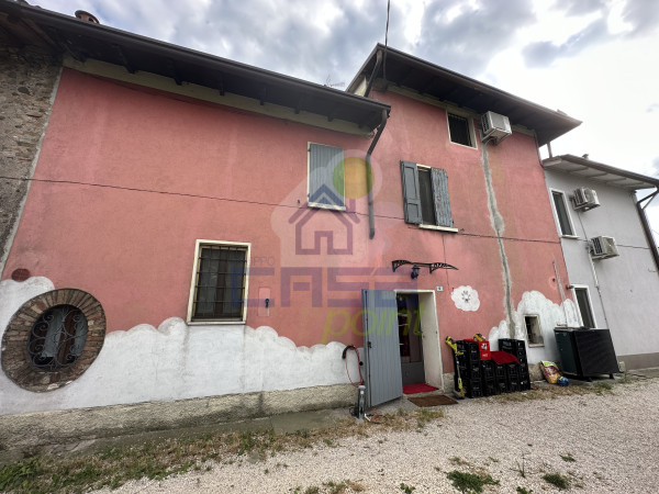 TRANQUILLA PORZIONE DI CASA IMMERSA NEL VERDE